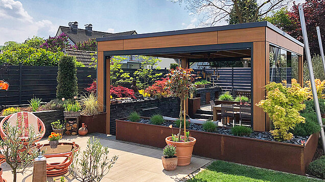 Moderne Gartenanlage mit Wasserbecken und Natursteinplatten