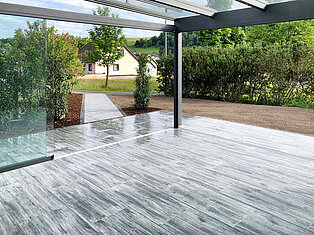 Terrasse mit kaltem Wintergarten