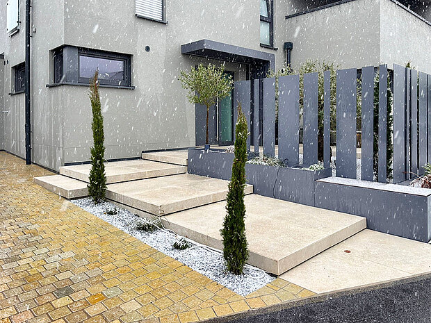 Sichtschutzelemente im Eingangsbereich eines Einfamilienhauses