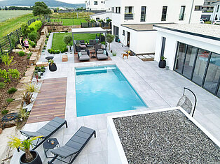 Die Terrasse umspielt den Pool