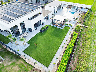 Vogelperspektive des gesamten Grundstücks und der Terrasse