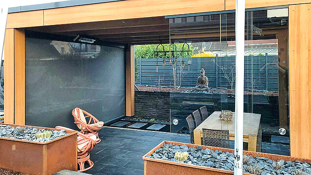 Überdachter Sitzbereich mit Pergola und klarer Linienführung