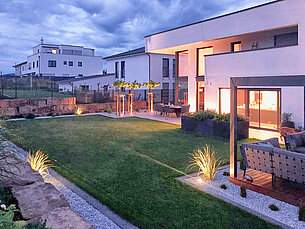 Einsatz von Rollrasen bei der Gartengestaltung, Abendstimmung