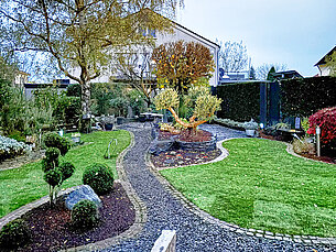 Ein Gehweg durchzieht den parkähnlichen Garten