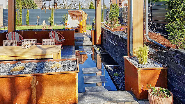 Wasserspiel mit Natursteinwand als zentrales Gestaltungselement