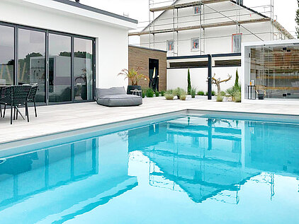 Terrasse und Pool-Landschaft