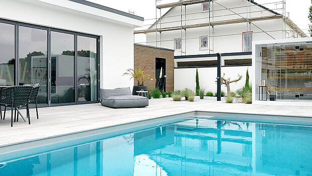 Terrasse und Pool-Landschaft im Bestand